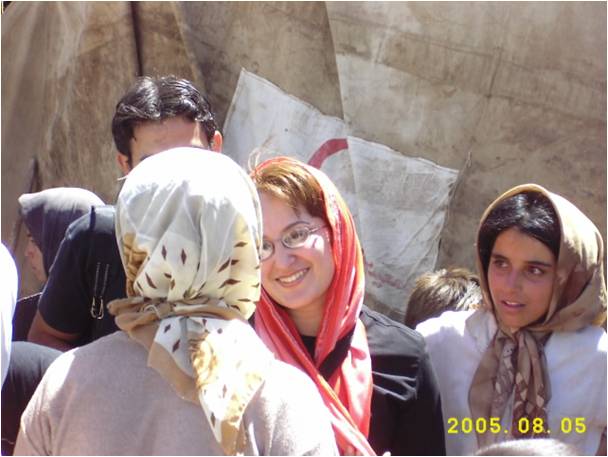 دکتر فائزه جنیدی / زلزله داهوئیه بم / روستای حتکن / توزیع اقلام دارویی و بهداشتی بین زنان و دختران