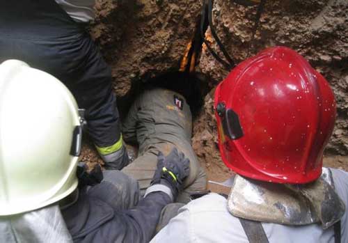 کارگر مدفون در زیر آوار