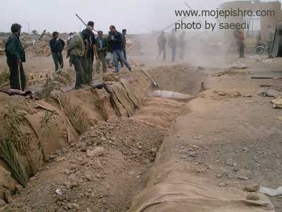 تدفین اجساد در زلزله بم/ عکس از مهندس علیرضا سعیدی
