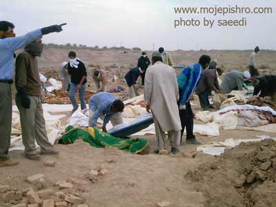 تدفین اجساد در زلزله بم / عکس از مهندس علیرضا سعیدی