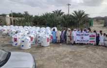 توزیع یکصد مخزن آب پانصد لیتری در منطقه آسیب دیده از سیل سیستان و بلوچستان ( شارک – دشتیاری)