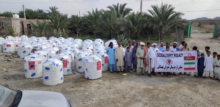 توزیع یکصد مخزن آب پانصد لیتری در منطقه آسیب دیده از سیل سیستان و بلوچستان ( شارک – دشتیاری)